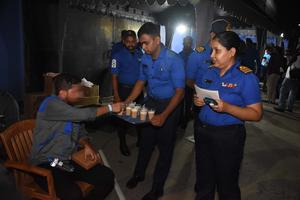 SRI LANKA-COLOMBO-BARCO NAVAL IRANI-TRIPULACION-EVACUACION