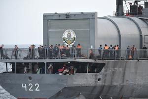 SRI LANKA-COLOMBO-BARCO NAVAL IRANI-TRIPULACION-EVACUACION