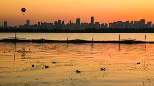 CHINA-HUBEI-WUHAN-LAGO ESTE-ATARDECER