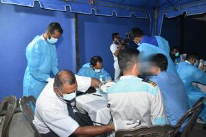 SRI LANKA-COLOMBO-BARCO NAVAL IRANI-TRIPULACION-EVACUACION