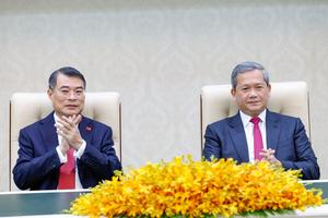 CAMBOYA-PHNOM PENH-HUN MANET-LE MINH HUNG-PRIMER MINISTRO-CEREMONIA DE FIRMA