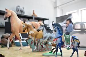 CHINA-TIANJIN-ESCULTURA DE ARCILLA ZHANG-AÑO DEL CABALLO