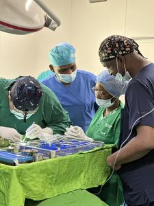 NIGER-NIAMEY-DOCTORES-CIRUGIA DE REPARACION DEL TIMPANO