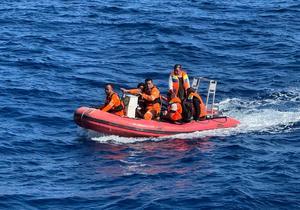 INDONESIA-SULAWESI SEPTENTRIONAL-HUNDIMIENTO DE EMBARCACION-MIEMBROS DE LA TRIPULACION-RESCATADOS