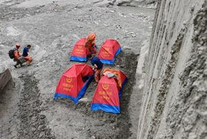CHINA-XIZANG-GYIRONG-AVALANCHA DE LODO-BUSQUEDA Y RESCATE