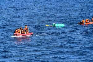 INDONESIA-SULAWESI SEPTENTRIONAL-HUNDIMIENTO DE EMBARCACION-MIEMBROS DE LA TRIPULACION-RESCATADOS