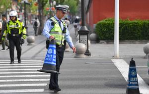 CHINA-VACACIONES DEL PRIMERO DE MAYO-PERMANECIENDO EN SERVICIO