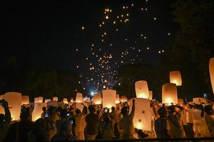 INDONESIA-MAGELANG-TEMPLO DE BOROBUDUR-DIA DE VESAK-LINTERNAS