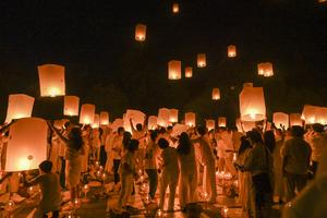 INDONESIA-MAGELANG-TEMPLO DE BOROBUDUR-DIA DE VESAK-LINTERNAS