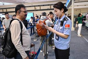 CHINA-VACACIONES DEL PRIMERO DE MAYO-PERMANECIENDO EN SERVICIO