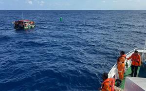 INDONESIA-SULAWESI SEPTENTRIONAL-HUNDIMIENTO DE EMBARCACION-MIEMBROS DE LA TRIPULACION-RESCATADOS