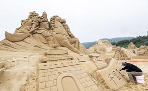 CHINA-ZHEJIANG-ZHOUSHAN-ESCULTURA DE ARENA-EXPOSICION-PREPARATIVOS