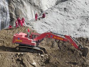 CHINA-XIZANG-GYIRONG-AVALANCHA DE LODO-REPARACION DE EMERGENCIA DE CARRETERA