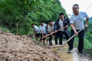 CHINA-GANSU-LONGNAN-INUNDACION-TRABAJO DE PREVENCION