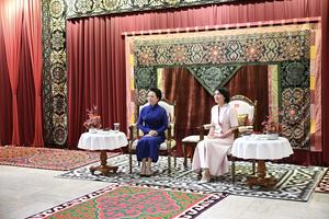 KIRGUISTAN-BISHKEK-CHINA-PENG LIYUAN-AIGUL JAPAROVA-MUSEO-VISITA