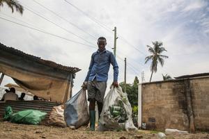 TANZANIA-DAR ES SALAAM-RECICLAJE DE RESIDUOS