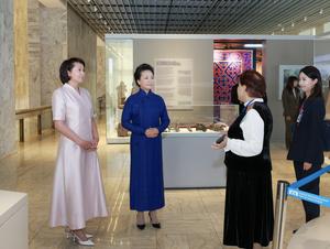KIRGUISTAN-BISHKEK-CHINA-PENG LIYUAN-AIGUL JAPAROVA-MUSEO-VISITA