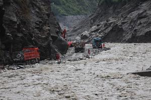CHINA-XIZANG-GYIRONG-AVALANCHA DE LODO-REPARACION DE CARRETERAS
