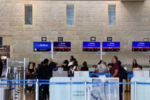 ISRAEL-TEL AVIV-AEROPUERTO INTERNACIONAL BEN GURION-VUELO DE FLYDUBAI-APUÑALAMIENTO