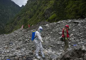CHINA-XIZANG-GYIRONG-AVALANCHA DE LODO-RESCATE-DESINFECCION