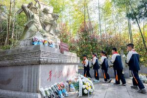 CHINA-FESTIVAL QINGMING-MARTIRES-TRIBUTO