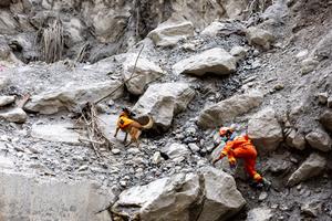 CHINA-XIZANG-GYIRONG-AVALANCHA DE LODO-RESCATE