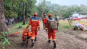 NEPAL-AVALANCHA DE LODO-EQUIPO DE RESCATE CHINO