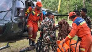 NEPAL-AVALANCHA DE LODO-EQUIPO DE RESCATE CHINO