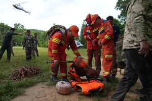 NEPAL-AVALANCHA DE LODO-EQUIPO DE RESCATE CHINO