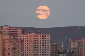 AZERBAIYAN-BAKU-LUNA
