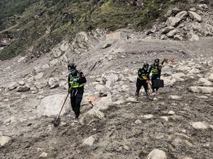 CHINA-XIZANG-GYIRONG-AVALANCHA DE LODO-RESCATE
