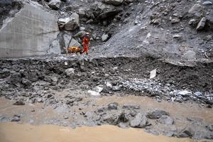 CHINA-XIZANG-GYIRONG-AVALANCHA DE LODO-RESCATE