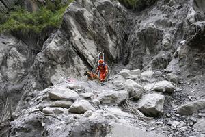 CHINA-XIZANG-GYIRONG-AVALANCHA DE LODO-RESCATE