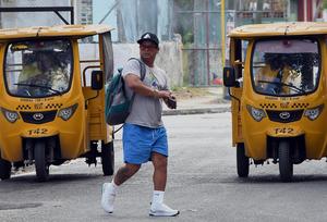 CUBA-HABANA-TRANSPORTE-COMBUSTIBLE-VIDA COTIDIANA