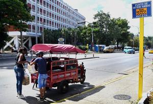 CUBA-HABANA-TRANSPORTE-COMBUSTIBLE-VIDA COTIDIANA