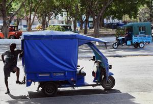 CUBA-HABANA-TRANSPORTE-COMBUSTIBLE-VIDA COTIDIANA