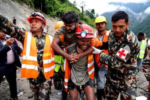 NEPAL-AVALANCHA DE LODO-DOS TRABAJADORES-TUNEL-RESCATE