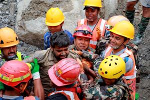 NEPAL-AVALANCHA DE LODO-DOS TRABAJADORES-TUNEL-RESCATE