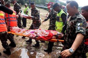 NEPAL-AVALANCHA DE LODO-DOS TRABAJADORES-TUNEL-RESCATE