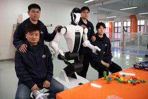 CHINA-ANHUI-HEFEI-JOVENES INVESTIGADORES DE ROBOTS