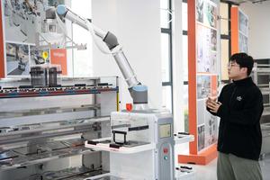 CHINA-ANHUI-HEFEI-JOVENES INVESTIGADORES DE ROBOTS