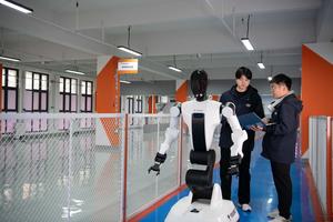 CHINA-ANHUI-HEFEI-JOVENES INVESTIGADORES DE ROBOTS