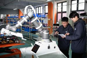 CHINA-ANHUI-HEFEI-JOVENES INVESTIGADORES DE ROBOTS