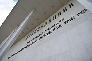 EEUU-WASHINGTON D. C.-CENTRO KENNEDY-NOMBRE DE TRUMP-RETIRO-JUEZ-ORDEN