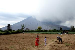 INDONESIA-SUMATRA DEL NORTE-MONTE SINABUNG-ERUPCION