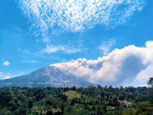 INDONESIA-SUMATRA DEL NORTE-MONTE SINABUNG-ERUPCION