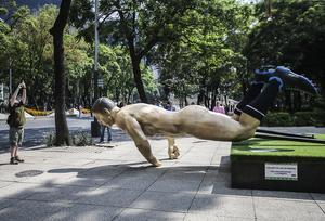 MEXICO-CIUDAD DE MEXICO-COPA MUNDIAL DE LA FIFA 2026-ESCULTURAS-PROTESTA