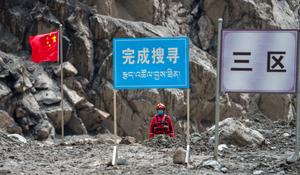 CHINA-XIZANG-GYIRONG-AVALANCHA DE LODO-RESCATE