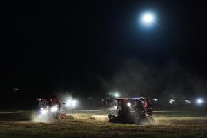 CHINA-ANHUI-COSECHA DE TRIGO-ILUMINACION CON DRONES