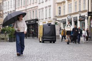 ESLOVENIA-LIUBLIANA-ROBOT DE REPARTO INTELIGENTE